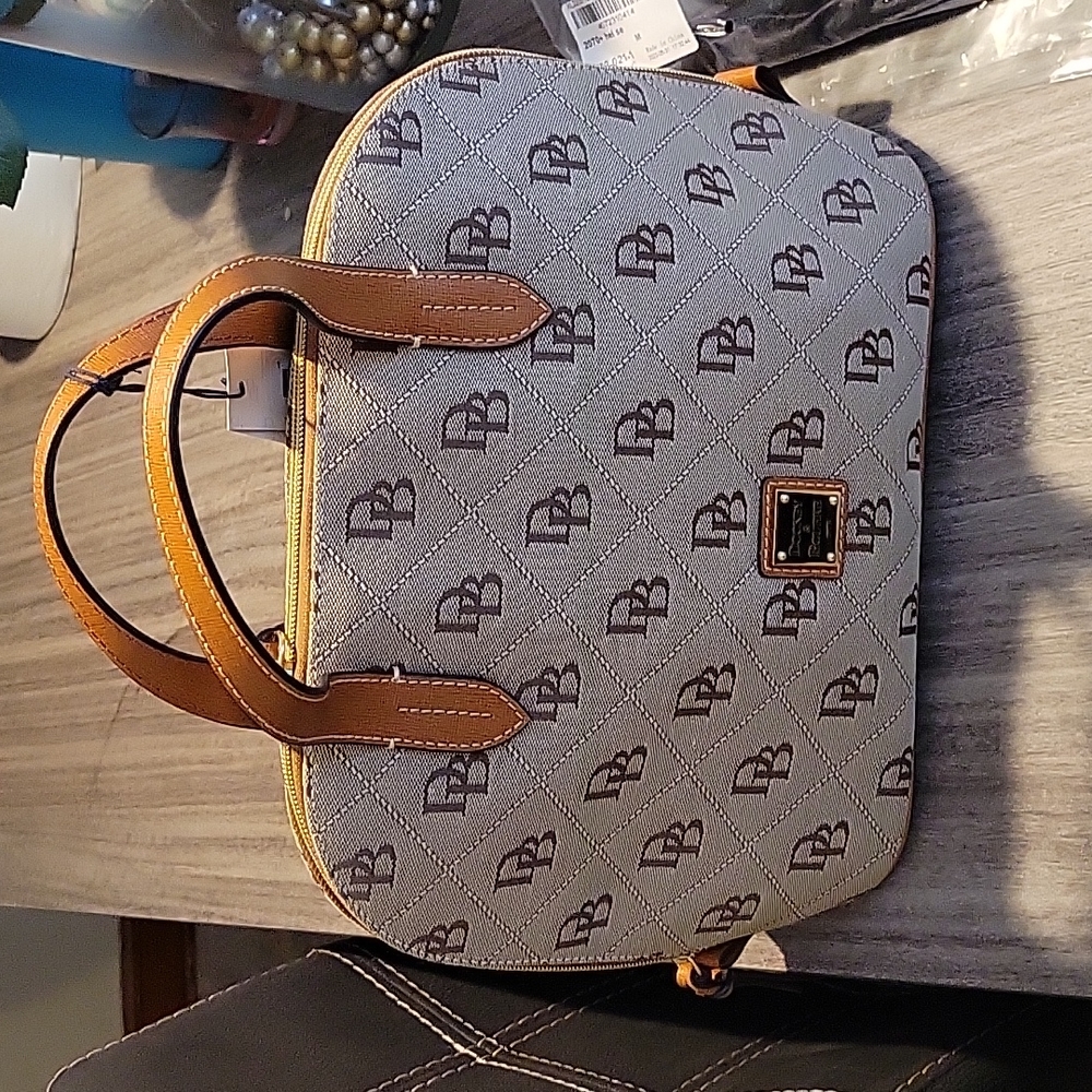 Dooney & bourke purse